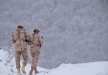 یخ زدن مرزبان جوان در سرمای منفی ۱۸ درجه